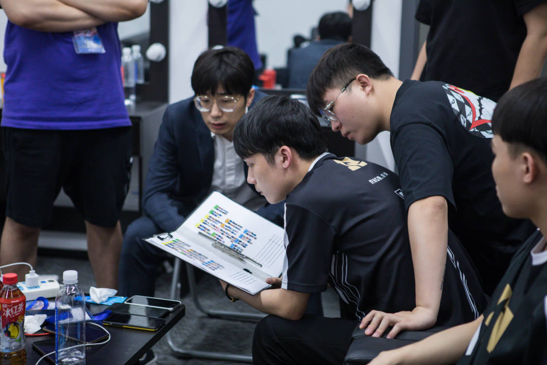 九游体育-社区盾倒计时，罗马赛后遗憾出局，细节引发关注，引发热议，轮换策略成焦点-九游体育