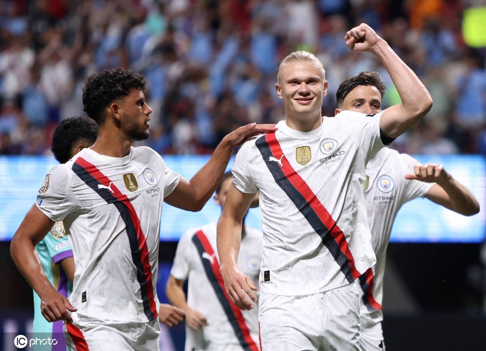 清晨突围战来临，曼城围绕亚冠队长鼓劲，震撼外界，临场指挥获称赞